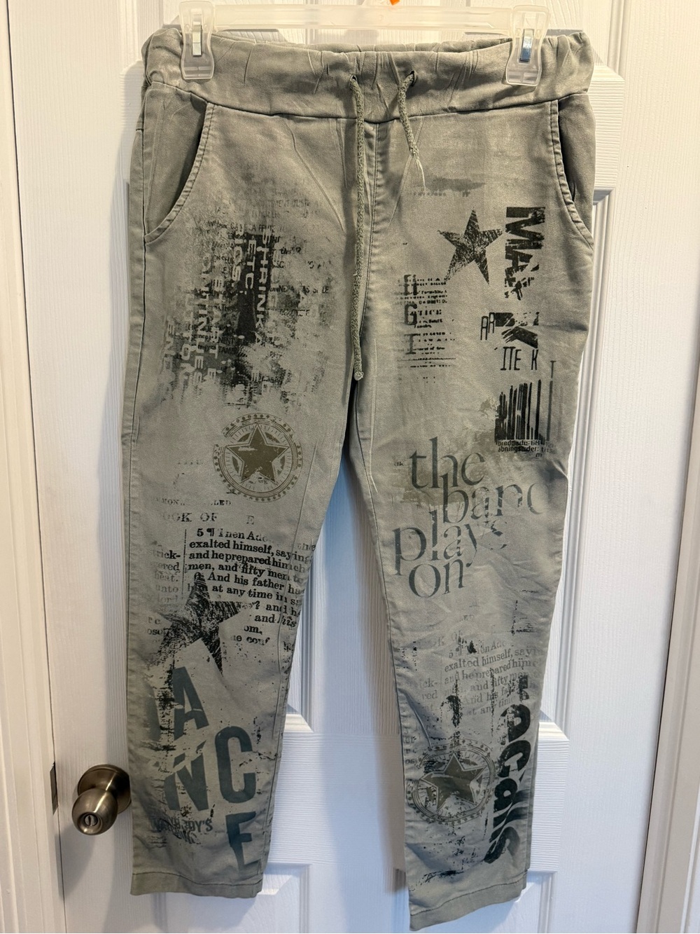 Bella by Cassie Italy Graphic Print Jogger Pants Olive Gray Size L M